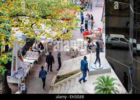 L'Albania, Tirana, Blloku quartiere, nel centro della città, una zona popolare per numerose caffetterie, bar e vita notturna vivace una volta racchiuso quartermaster del dittatore Enver Hoxha Foto Stock