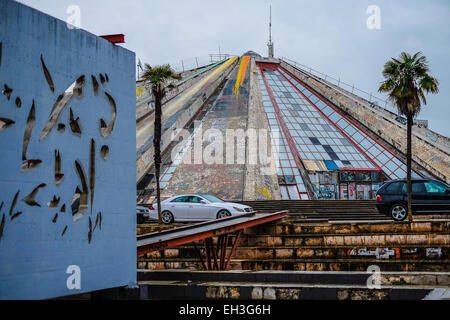 L'Albania, Tirana, la Piramide (La Piramida). Costruito come mausoleo per il dittatore comunista Enver Hoxha è stata a lungo tempo abbandonato. Foto Stock