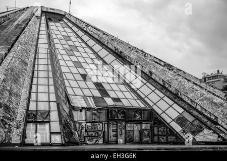 L'Albania, Tirana, la Piramide (La Piramida). Costruito come mausoleo per il dittatore comunista Enver Hoxha è stata a lungo tempo abbandonato. Foto Stock