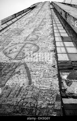 L'Albania, Tirana, la Piramide (La Piramida). Costruito come mausoleo per il dittatore comunista Enver Hoxha è stata a lungo tempo abbandonato. Foto Stock