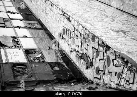 L'Albania, Tirana, la Piramide (La Piramida). Costruito come mausoleo per il dittatore comunista Enver Hoxha è stata a lungo tempo abbandonato. Foto Stock