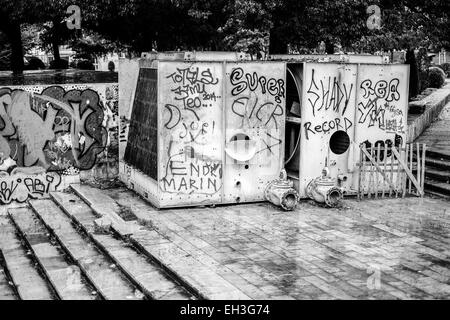 L'Albania, Tirana, la Piramide (La Piramida). Costruito come mausoleo per il dittatore comunista Enver Hoxha è stata a lungo tempo abbandonato. Foto Stock