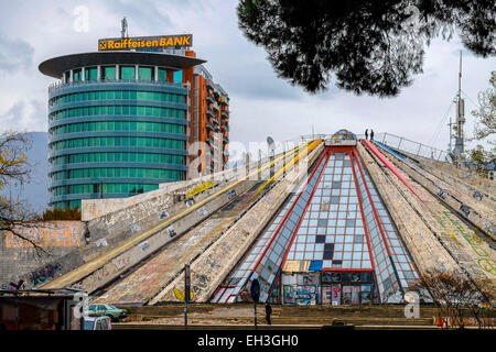 L'Albania, Tirana, la Piramide (La Piramida). Costruito come mausoleo per il dittatore comunista Enver Hoxha è stata a lungo tempo abbandonato. Foto Stock