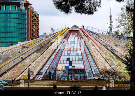 L'Albania, Tirana, la Piramide (La Piramida). Costruito come mausoleo per il dittatore comunista Enver Hoxha è stata a lungo tempo abbandonato. Foto Stock