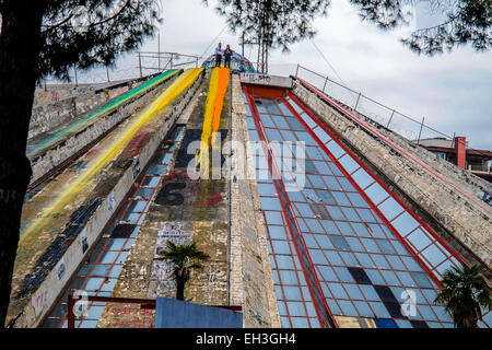 L'Albania, Tirana, la Piramide (La Piramida). Costruito come mausoleo per il dittatore comunista Enver Hoxha è stata a lungo tempo abbandonato. Foto Stock