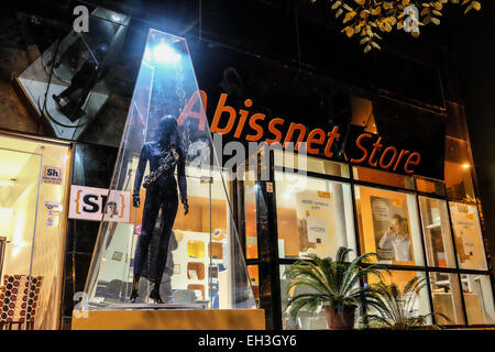 L'Albania, Tirana, Blloku quartiere, nel centro della città, una zona popolare per numerose caffetterie, bar e vita notturna vivace una volta racchiuso quartermaster del dittatore Enver Hoxha Foto Stock