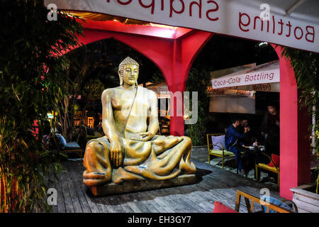 L'Albania, Tirana, Blloku quartiere, nel centro della città, una zona popolare per numerose caffetterie, bar e vita notturna vivace una volta racchiuso quartermaster del dittatore Enver Hoxha Foto Stock