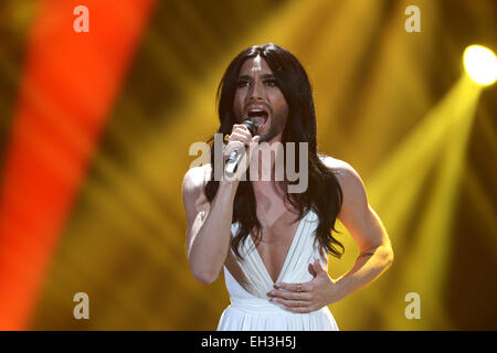 Hannover, Germania. 05 Mar, 2015. Cantante austriaco Conchita Wurst esegue durante la fase finale del tedesco di qualificazione per il sessantesimo Eurovision Song Contest 2015 (CES) di Hannover, Germania, 05 marzo 2015. Foto: Peter Steffen/dpa/Alamy Live News Foto Stock