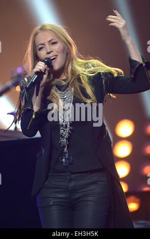 Hannover, Germania. 05 Mar, 2015. Il cantante Alexa Feser esegue durante la fase finale del tedesco di qualificazione per il sessantesimo Eurovision Song Contest 2015 (CES) di Hannover, Germania, 05 marzo 2015. Foto: Peter Steffen/dpa/Alamy Live News Foto Stock