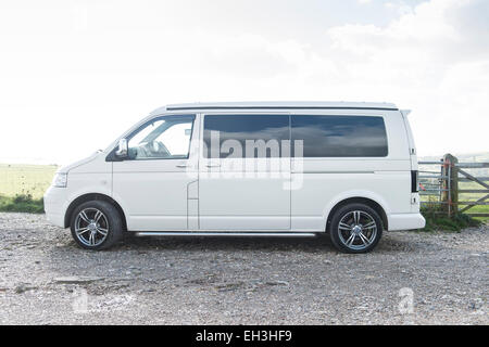 Un custom Volkswagen VW camper van pronto per viaggiare e dormire / vivere nel lusso mentre essendo libero Foto Stock