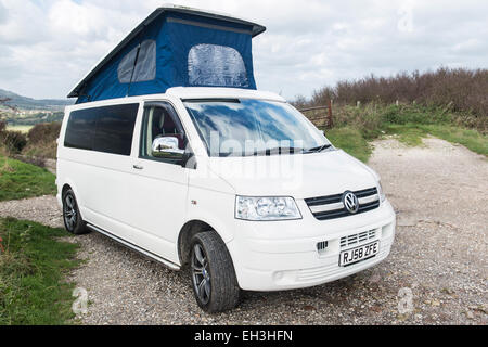 Un custom Volkswagen VW camper van pronto per viaggiare e dormire / vivere nel lusso mentre essendo libero Foto Stock