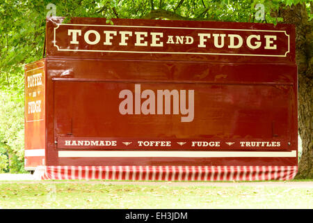Toffee e Fudge in stallo in attesa di aprire al fiume Festival in Bedford, Bedfordshire, Inghilterra Foto Stock