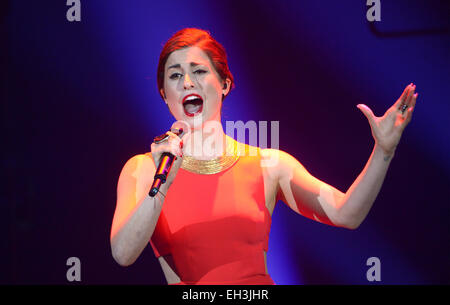 Hannover, Germania. 05 Mar, 2015. Il cantante Ann Sophie esegue durante la fase finale del tedesco di qualificazione per il sessantesimo Eurovision Song Contest 2015 (CES) di Hannover, Germania, 05 marzo 2015. Foto: Peter Steffen/dpa/Alamy Live News Foto Stock