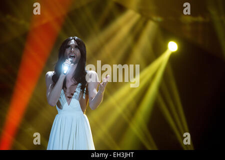 Hannover, Germania. 05 Mar, 2015. Cantante austriaco Conchita Wurst esegue durante la fase finale del tedesco di qualificazione per il sessantesimo Eurovision Song Contest 2015 (CES) di Hannover, Germania, 05 marzo 2015. Foto: Peter Steffen/dpa/Alamy Live News Foto Stock