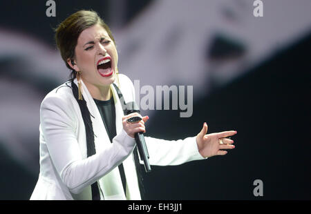 Hannover, Germania. 05 Mar, 2015. Il cantante Ann Sophie esegue durante la fase finale del tedesco di qualificazione per il sessantesimo Eurovision Song Contest 2015 (CES) di Hannover, Germania, 05 marzo 2015. Foto: Peter Steffen/dpa/Alamy Live News Foto Stock