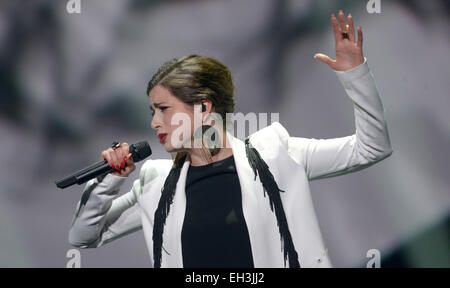 Hannover, Germania. 05 Mar, 2015. Il cantante Ann Sophie esegue durante la fase finale del tedesco di qualificazione per il sessantesimo Eurovision Song Contest 2015 (CES) di Hannover, Germania, 05 marzo 2015. Foto: Peter Steffen/dpa/Alamy Live News Foto Stock