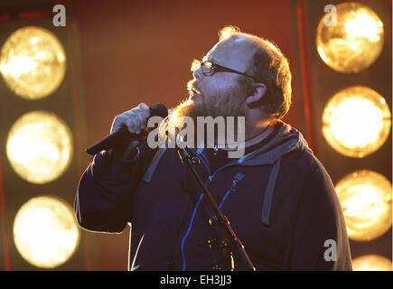 Hannover, Germania. 05 Mar, 2015. Il cantante Andreas Kuemmert esegue durante la fase finale del tedesco di qualificazione per il sessantesimo Eurovision Song Contest 2015 (CES) di Hannover, Germania, 05 marzo 2015. Foto: Peter Steffen/dpa/Alamy Live News Foto Stock