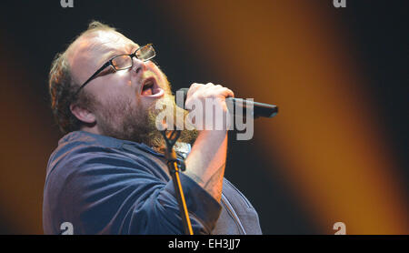 Hannover, Germania. 05 Mar, 2015. Il cantante Andreas Kuemmert esegue durante la fase finale del tedesco di qualificazione per il sessantesimo Eurovision Song Contest 2015 (CES) di Hannover, Germania, 05 marzo 2015. Foto: Peter Steffen/dpa/Alamy Live News Foto Stock