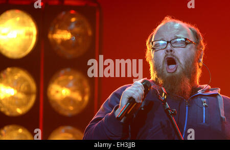 Hannover, Germania. 05 Mar, 2015. Il cantante Andreas Kuemmert esegue durante la fase finale del tedesco di qualificazione per il sessantesimo Eurovision Song Contest 2015 (CES) di Hannover, Germania, 05 marzo 2015. Foto: Peter Steffen/dpa/Alamy Live News Foto Stock