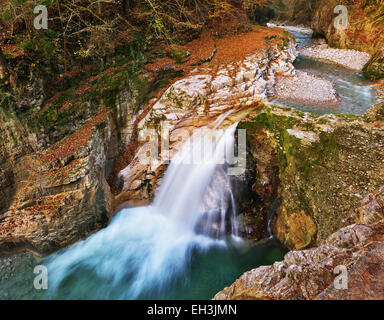 Cascata nella parte inferiore del Tauglbach stream, in autunno, presso Hallein, Salisburgo, Austria Foto Stock