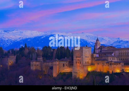 Alhambra, Sito Patrimonio Mondiale dell'UNESCO, al tramonto, Sierra Nevada, Granada, Andalusia, Spagna Foto Stock