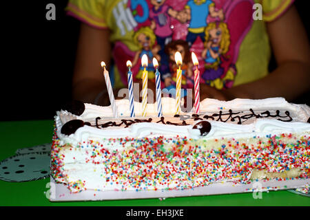 Candele colorate sulla torta di compleanno Foto Stock