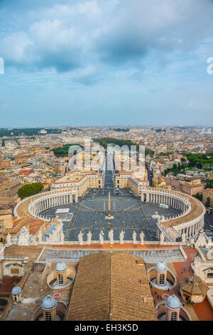 Vista dalla cupola della Basilica di San Pietro, di San Pietro, in Piazza San Pietro e Piazza San Pietro per Via della Conciliazione Foto Stock