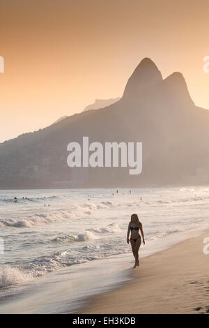 Ipanema e Leblon spiaggia al tramonto con il Morro dos Dois Irmaos (due fratelli) colline dietro, Rio de Janeiro, Brasile Foto Stock