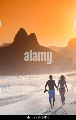 Ipanema e Leblon spiaggia al tramonto con il Morro dos Dois Irmaos (due fratelli) colline dietro, Rio de Janeiro, Brasile Foto Stock