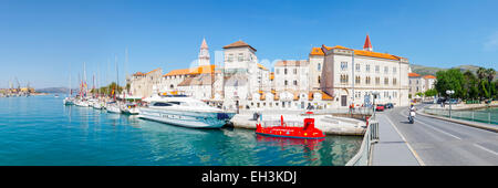 Il Trogir storico Stari Grad (Città Vecchia) di mura difensive e Harbour, Sito Patrimonio Mondiale dell'UNESCO, Trogir, Dalmazia, Croazia Foto Stock