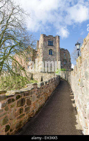 Percorso che conduce al Castello di Tamworth un grado 1 elencati edificio costruito in epoca normanna Foto Stock