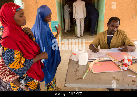 KOMOBANGAU, PROVINCIA DI TILLABERI, NIGER, 15 Maggio 2012: i bambini malnutriti e le loro madri sono trattati presso il centro sanitario locale settimanale della clinica. Foto Stock