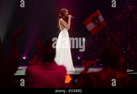 Hannover, Germania. 05 Mar, 2015. Cantante austriaco Conchita Wurst compie durante il tedesco finale per la qualificazione per il sessantesimo Eurovision Song Contest 2015 (CES) di Hannover, Germania, 05 marzo 2015. Foto: JOCHEN LUEBKE/dpa/Alamy Live News Foto Stock