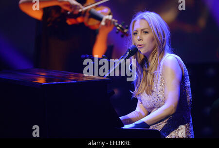 Hannover, Germania. 05 Mar, 2015. Il cantante Alexa Feser esegue durante la fase finale del tedesco di qualificazione per il sessantesimo Eurovision Song Contest 2015 (CES) di Hannover, Germania, 05 marzo 2015. Foto: Peter Steffen/dpa/Alamy Live News Foto Stock