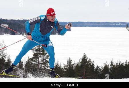 Kontiolahti, Finlandia. 06 Mar, 2015. Ex biatleta Sven Fischer di Germania in azione con una piccola telecamera in pista per i Campionati Mondiali di Biathlon di Kontiolahti, Finlandia, 06 marzo 2015. Foto: Ralf Hirschberger/dpa/Alamy Live News Foto Stock