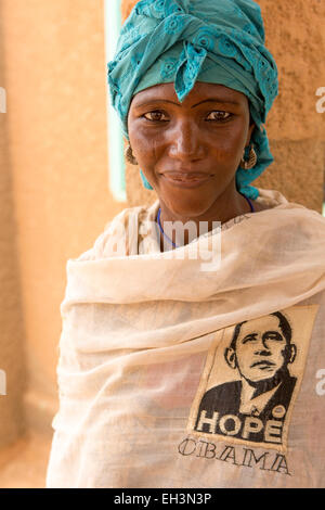 KOMOBANGAU, PROVINCIA DI TILLABERI, NIGER, 15 Maggio 2012: una donna indossa uno scialle con una foto del Presidente degli Stati Uniti Obama. Foto Stock