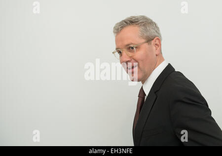 Wiesbaden, Germania. 6 Mar, 2015. Ex ministro tedesco dell'ambiente, Norbert Roettgen (CDU), arriva per un'audizione della commissione d'inchiesta di Hesse il parlamento regionale di Wiesbaden, Germania, 6 marzo 2015. Roettgen era summond dalla commissione d'inchiesta per testimoniare come testimone nel controverso lo smantellamento di Biblis centrale nucleare. Foto: Boris Roessler/dpa/Alamy Live News Foto Stock