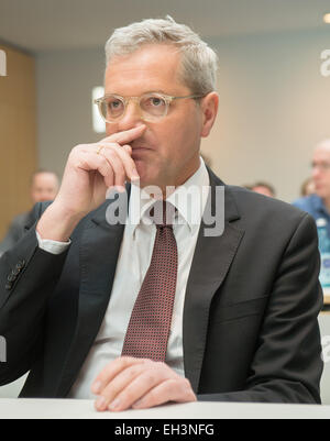 Wiesbaden, Germania. 6 Mar, 2015. Ex ministro tedesco dell'ambiente, Norbert Roettgen (CDU), partecipa a un'audizione della commissione d'inchiesta di Hesse il parlamento regionale di Wiesbaden, Germania, 6 marzo 2015. Roettgen era summond dalla commissione d'inchiesta per testimoniare come testimone nel controverso lo smantellamento di Biblis centrale nucleare. Foto: Boris Roessler/dpa/Alamy Live News Foto Stock