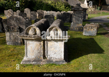 Tombe della balla in St. Mary's sagrato, Bibury, Gloucestershire, England, Regno Unito Foto Stock