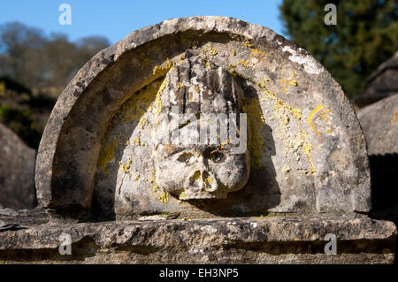 Balla tomba in Santa Maria il sagrato, Bibury, Gloucestershire, England, Regno Unito Foto Stock