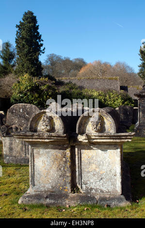 Tombe della balla in St. Mary's sagrato, Bibury, Gloucestershire, England, Regno Unito Foto Stock