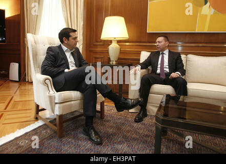 Atene, Grecia. 6 Mar, 2015. Il Primo Ministro greco, Alexis Tsipras (L) parla con la Banca di Grecia governatore Yannis Stournaras a Maximos Mansion in Atene, capitale della Grecia, il 6 marzo 2015. Banca centrale europea (BCE) testa Mario Draghi ha detto che la BCE tooda 'pronto' ancora una volta a permettere alle banche greche per utilizzare junk-rated bond del Governo greco come collaterale per ottenere credito dalla BCE. Tutto ciò sarebbe accaduto non appena la banca valuta che la Grecia è in grado di completare correttamente un creditore revisione dei suoi progressi. Credito: Marios Lolos/Xinhua/Alamy Live News Foto Stock