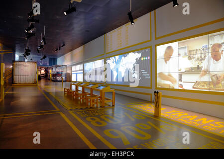 Il mondo nel tuo carrello - mostra al danese Museo Marittimo, M/S Museet per Søfart, Helsingør, Danimarca. L'architetto Bjarke Ingels Group BIG Foto Stock