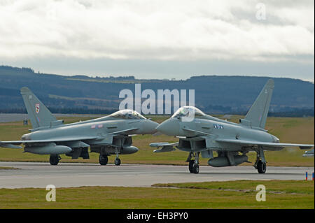 Eurofighter Typhoon ZK322 (BR) e ZK313 (W) preparare per la linea fino a RAF Lossiemouth pista 23, murene. La Scozia. SCO 9621. Foto Stock