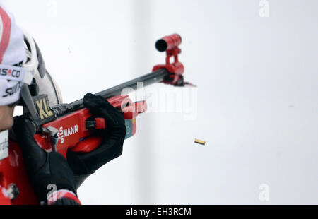 Kontiolahti, Finlandia. 06 Mar, 2015. Biatleta Ole Einar Bjoerndalen della Norvegia in azione durante il corso di formazione per la Sprint a i Campionati Mondiali di Biathlon di Kontiolahti, Finlandia, 06 marzo 2015. Foto: Ralf Hirschberger/dpa/Alamy Live News Foto Stock