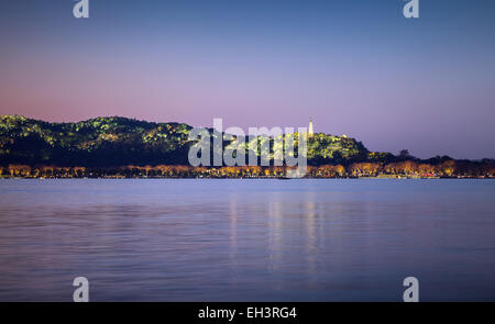 Vista notturna della costa del West Lake in Hangzhou city centre Foto Stock