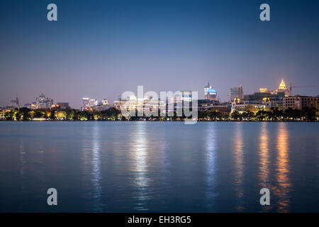 Notte Vista Città, costa del West Lake in Hangzhou, Cina Foto Stock