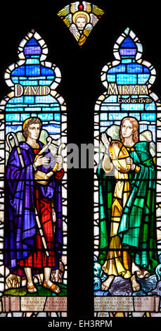 Il vetro macchiato dedicata alla lunga serve organista, Patricia Baum, Middleton in Teesdale chiesa parrocchiale, County Durham, Regno Unito. Foto Stock