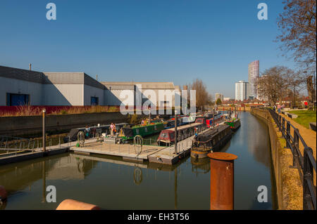 Il fiume Lea con casa imbarcazioni a Stratford East London Foto Stock