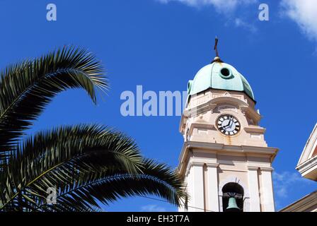 Cattedrale di Santa Maria incoronata la torre campanaria lungo la Main Street, Gibilterra, Regno Unito, Europa occidentale. Foto Stock